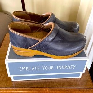 New Dansko Women's Pro Grey Scrunch Leather Clogs